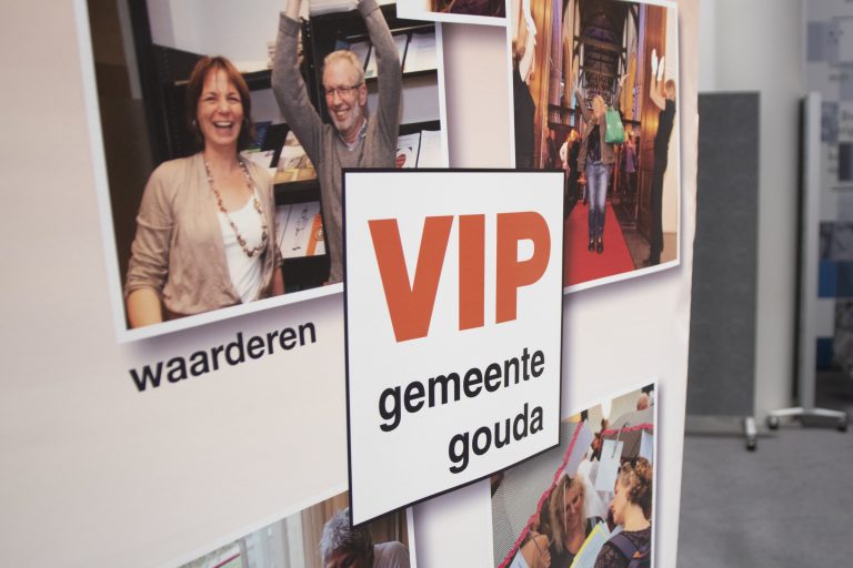 Een poster van VIP Gouda met daarop foto's van vrijwilligers