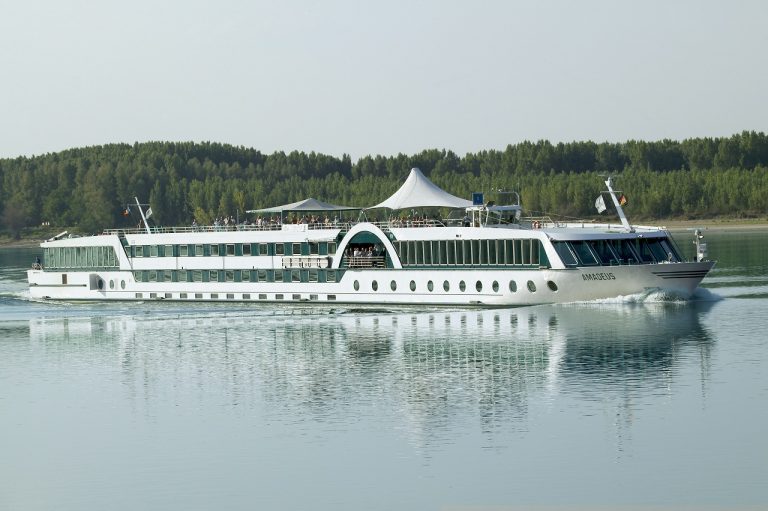 Hotelboot Amadeus Danube varend op een rivier.