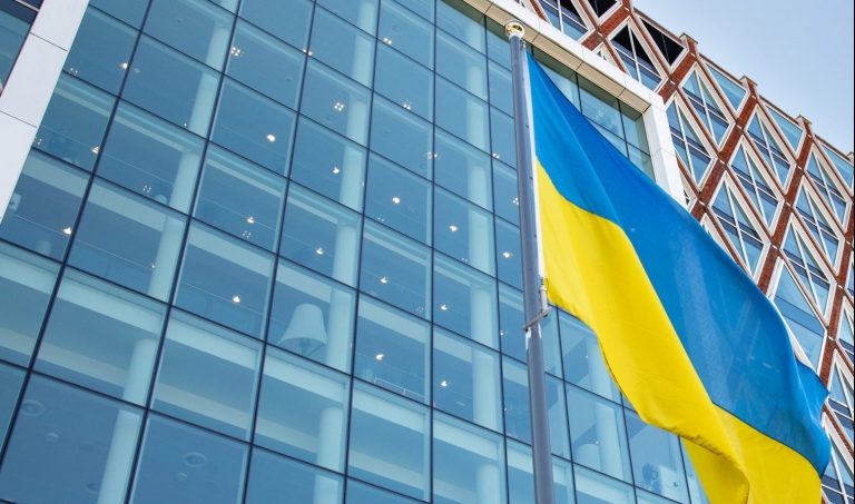 Oekraïense vlag voor het Huis van de Stad.