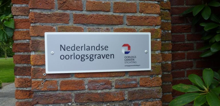 Bordje Nederlandse Oorlogsgraven stichting aan de toegangspoort van Begraafplaats IJsselhof.