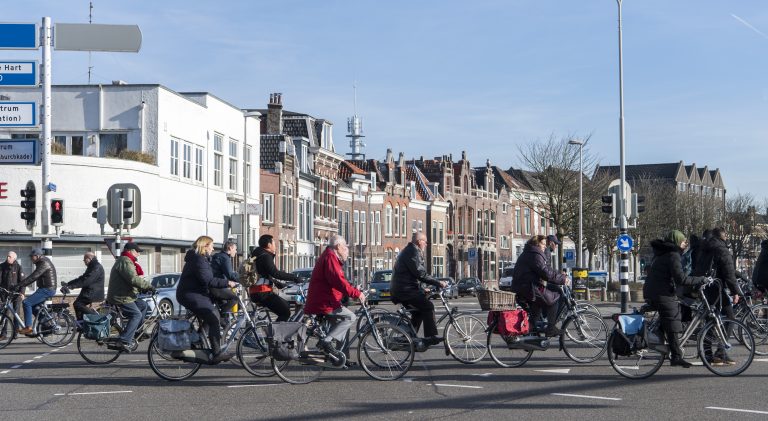 Overstekende fietsers op het Kleiwegplein in Gouda.