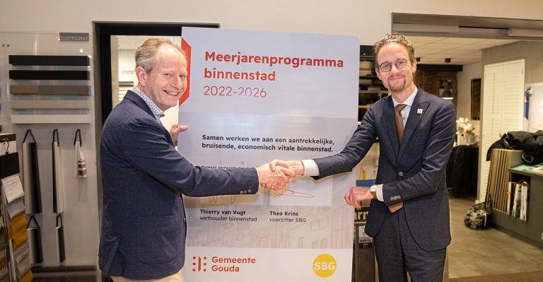 Voorzitter SBG en wethouder Thierry van Vugt met het ondertekend meerjarenprogramma binnenstad 2022-2026.