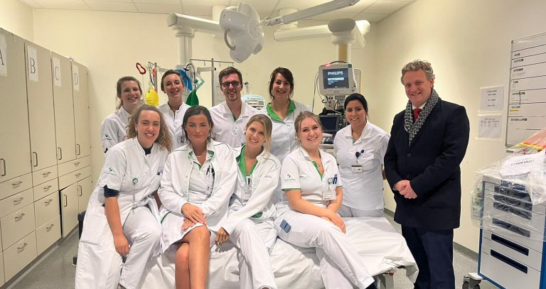 Burgemeester Pieter Verhoeve en verpleegkundigen van het Groene Hart Ziekenhuis