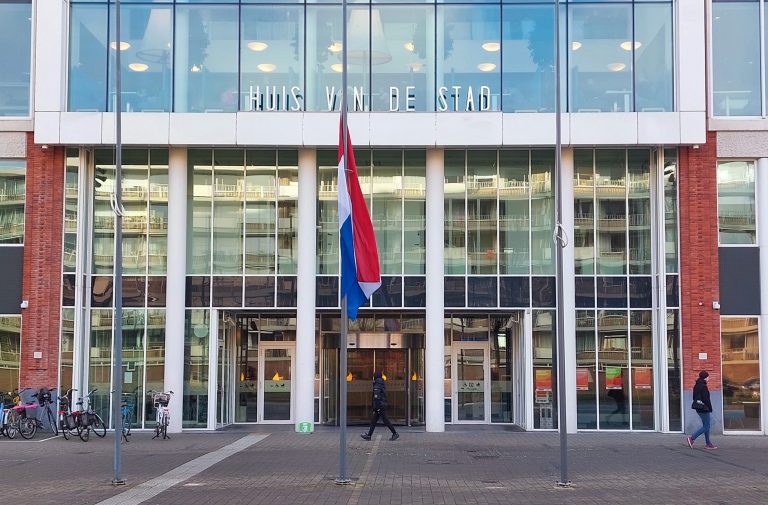 De Nederlandse vlag hangt halfstok voor het Huis van de Stad.