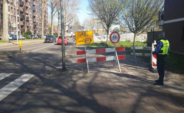 Op de afbeelding ziet u de afsluiting op de Ridder van Catsweg. Er staat een bord dat het verboden is voor fietsers en een bord dat de omleidingsroute voor fietsers laat zien.