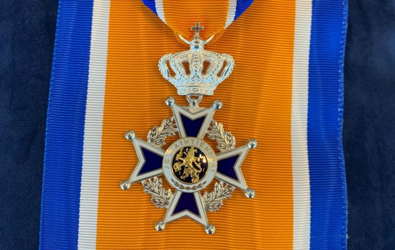 Op de afbeelding staat de Koninklijke onderscheiding