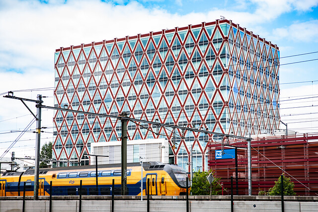 Op de foto ziet u een intercity op het spoor bij station Gouda. Op de achtergrond staat het Huis van de Stad.