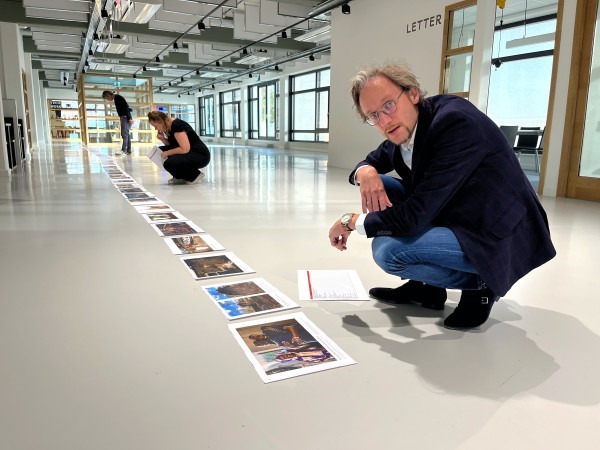 Cultuurwethouder Thierry van Vugt tijdens de jurering van de lokale inzendingen voor World Press Photo Exhibition 2023 in Gouda.