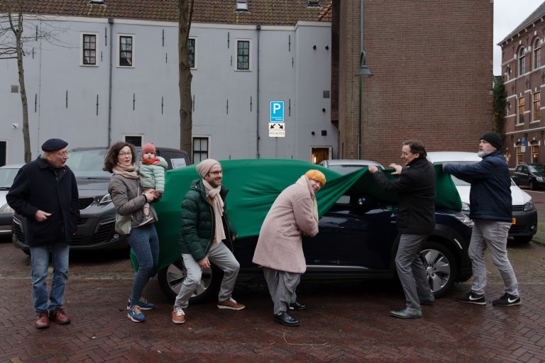 Op de foto ziet u de onthulling van een auto van aanbieder OnzeAuto. Op de foto staat wethouder Michel Klijmij-van der Laan samen met buurtbewoners.