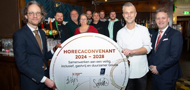 Op de foto staan wethouder Thierry van Vugt, Sander Letschert (Grand Café Central) en burgemeester Pieter Verhoeve die het nieuwe horecaconvenant hebben ondertekend.