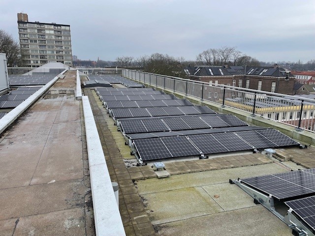 De nieuwe panelen op het dak van de Chocoladefabriek
