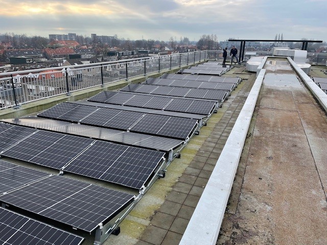 Zonnepanelen op het dak van de chocoladefabriek