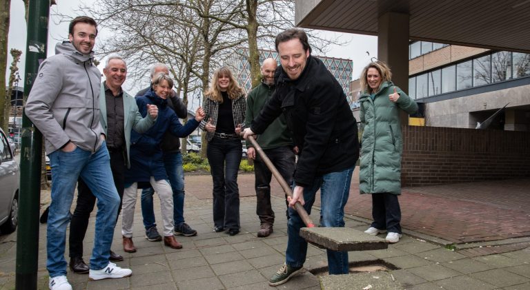 Start van het NK Tegelwippen. Wethouder Michel wipt de eerste tegel van een grijs-wordt-groen project aan de Crabethstraat.