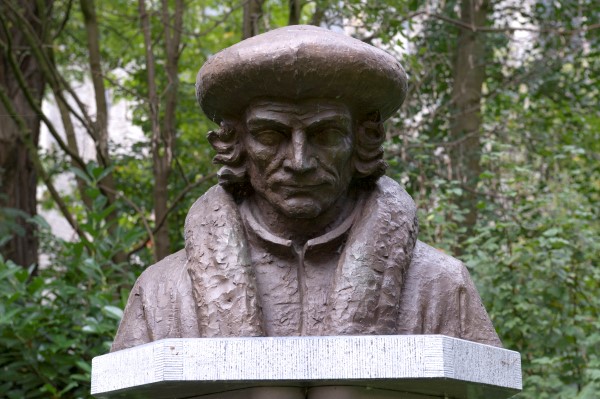 Buste van Erasmus in de Willem Vroesentuin