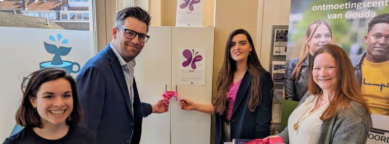 Lotte Meerhoff (Armoedefonds), wethouder Jan Kees Oppelaar, PvdA-raadslid Sophie Heesen en Janneke van Keulen (gastvrouw in De Walvis) openen het 2000e uitgiftepunt voor menstruatieproducten in De Walvis in Korte Akkeren.