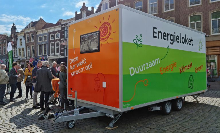 Het mobiele energieloket met energiecoaches op de Markt in Gouda.