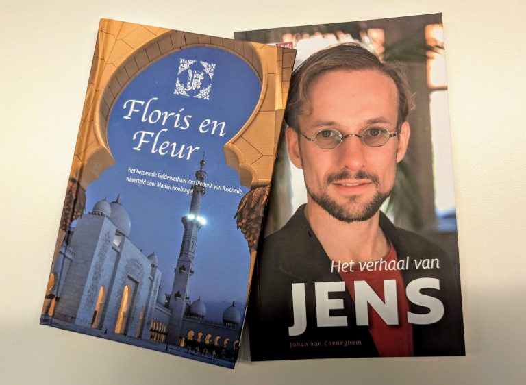 Op de foto staan de 2 boeken die vanaf vandaag bij Voedselbank Gouda worden aangeboden. Dit zijn ‘Floris & Fleur’ (een liefdesverhaal uit de Middeleeuwen) en ‘Het verhaal van Jens’ (over een ongewilde ontmoeting op een treinstation).