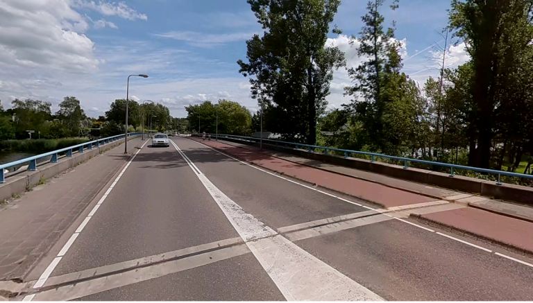 De afbeelding laat de Breevaartbrug zien.