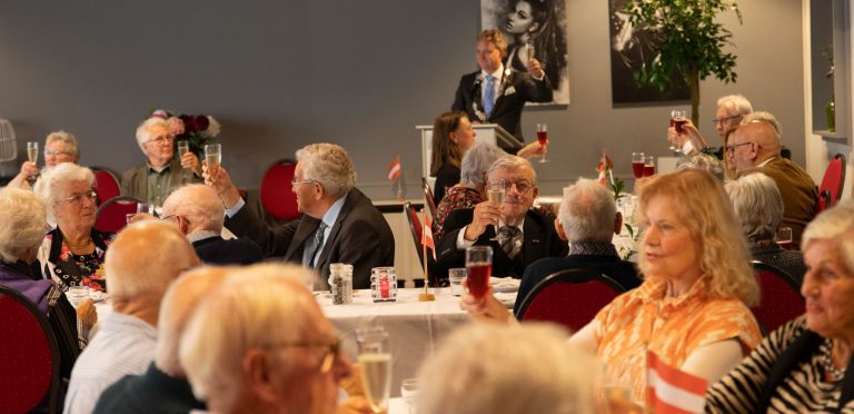 Een foto van de feestelijke lunch voor diamanten echtparen met burgemeester Pieter Verhoeve.