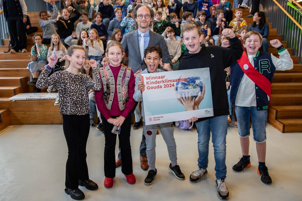 Lena, Valerie, Adam, Mats en Floris namen de prijs in ontvangst van Kinderwethouder Natuur Rens en Wethouder Thierry van Vugt.