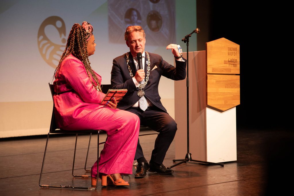 Burgemeester Pieter Verhoeve in gesprek met moderator Mahutin Awunou in de Garenspinnerij.