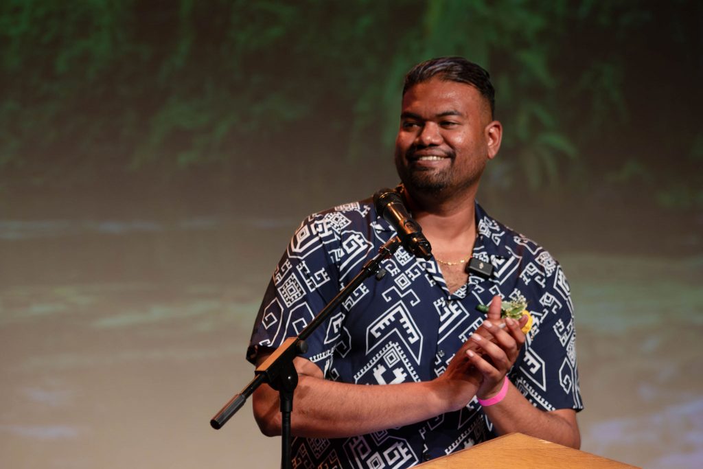 Op de foto staat Durwin Lynch tijdens zijn lezing in de Garenspinnerij.