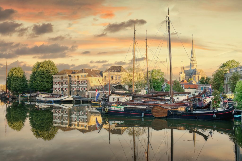 Foto van boten in de gracht bij zonsondergang