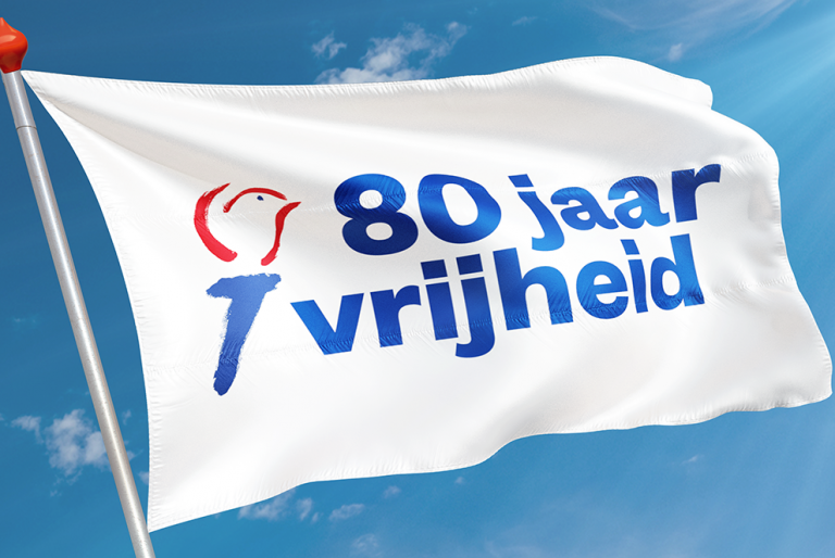 Wapperende vlag met de tekst 80 jaar vrijheid