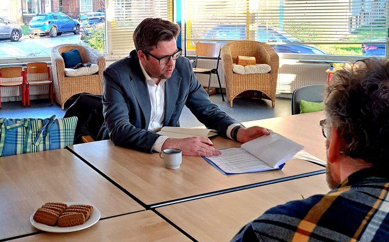 Wethouder oppelaar in gesprek tijdens het spreekuur