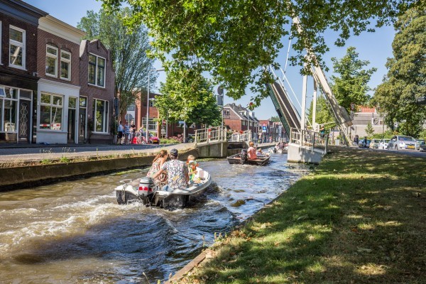 bootjes varen van de Reeuwijks Verlaat via de Karnemelksloot naar de Goudse Binnenstad.