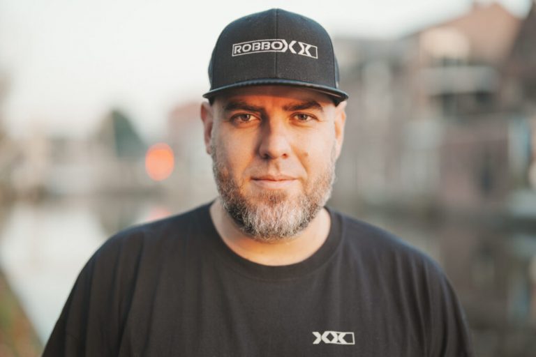 Portretfoto van rapper, rapdocent en organisator van het hiphopevenement Hands Up Robbox.