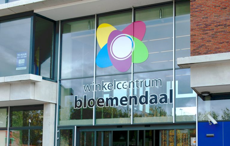 de glazen pui boven de deuren van winkelcentrum bloemendaal