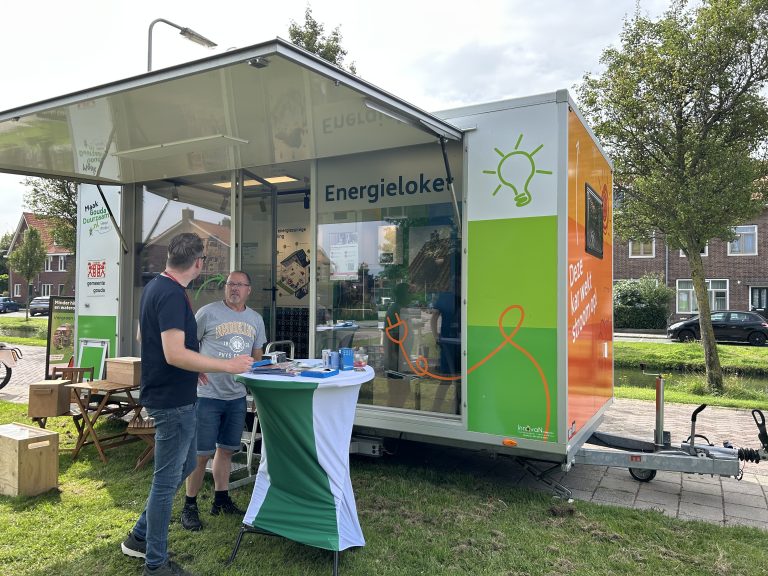Adrie Bont bij het mobiele energieloket, in gesprek met een energiecoach.