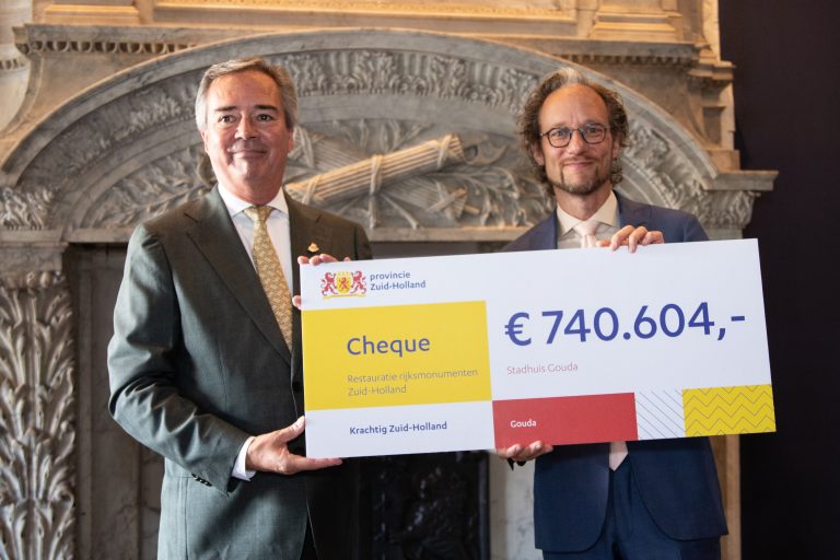 Gedeputeerde Meindert Stolk van Provincie Zuid-Holland overhandigt wethouder Thierry van Vugt een symbolische cheque van € 740.604,- voor de restauratiesubsidie.