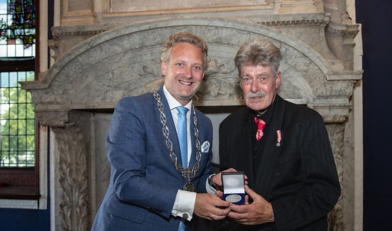 Burgemeester Pieter Verhoeven met Gilbert Vandenakker met de erepenning.