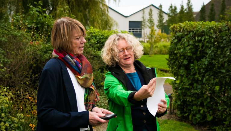 Mevrouw Langeveld en wethouder Judith Sargentini staan samen buiten op de foto.