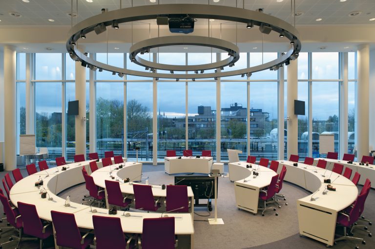 Foto van de raadzaal in het Huis van de Stad.