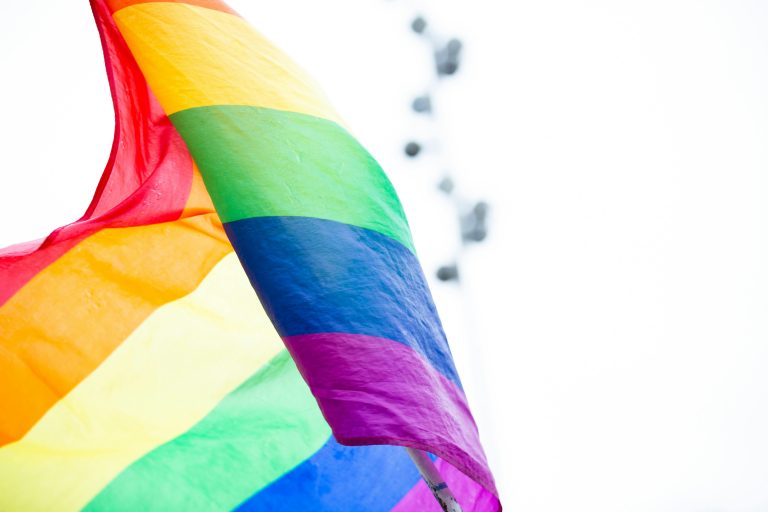 Wapperende regenboogvlag