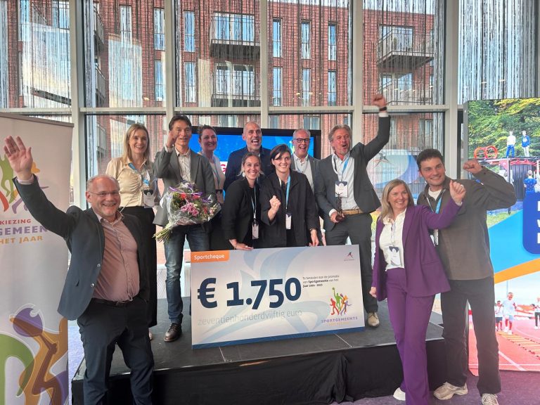 Medewerkers van de gemeente Gouda nemen de prijs voor Sportgemeente van het jaar in ontvangst,