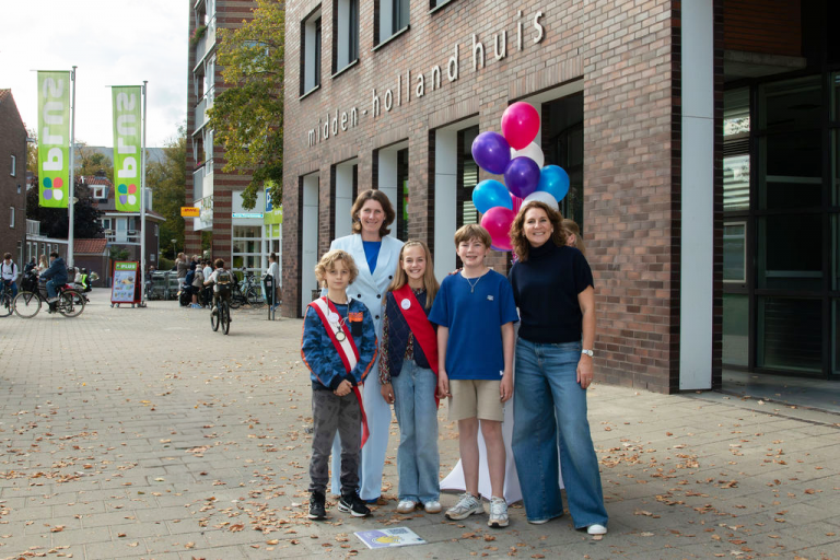 Foto met Ineke Schadelee, kinderburgemeester Tommie en kinderwethouders Rens en Fenne