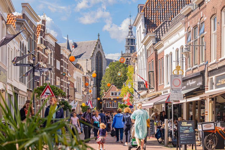 Zicht op het winkelend publiek in de Lange Tiendeweg