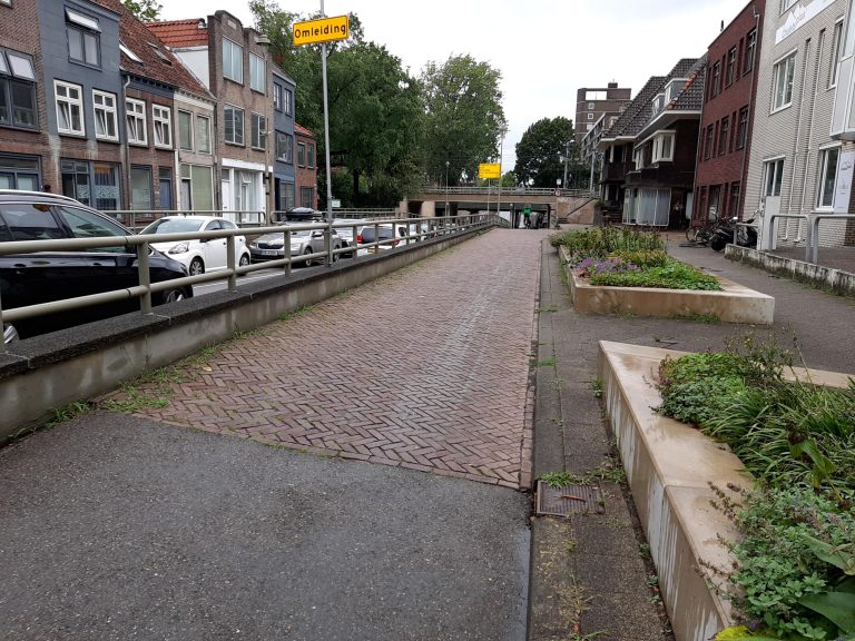 Rechterkant van de spoortunnel waar het oude asfalt en de groenbakken op staan