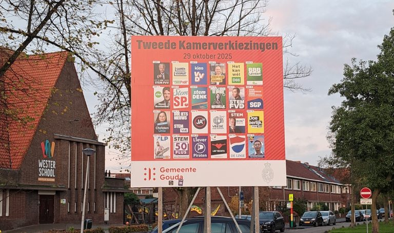 verkiezingsbord met daarop alle politieke partijen