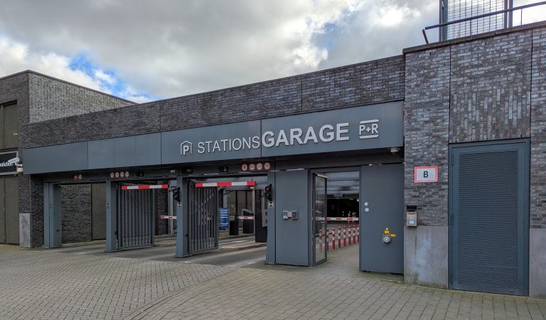 Ingang van de stationsgarage naast het Huis van de Stad