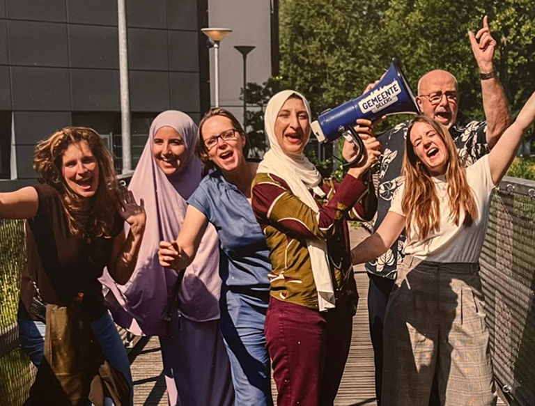 Foto van juichende en enthousiaste werknemers van Gouda die meededen met de pilot 'iedereen doet mee'. Ze zijn de winnaars van de gemeentedelers 2025.