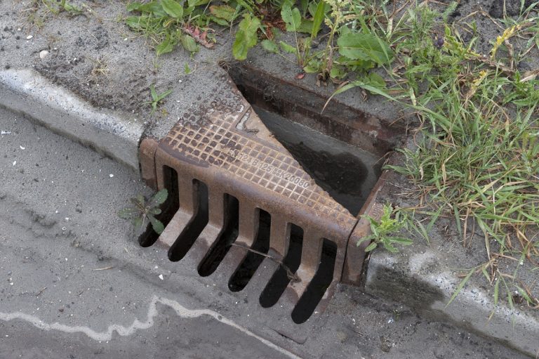 een kapotte rioolput