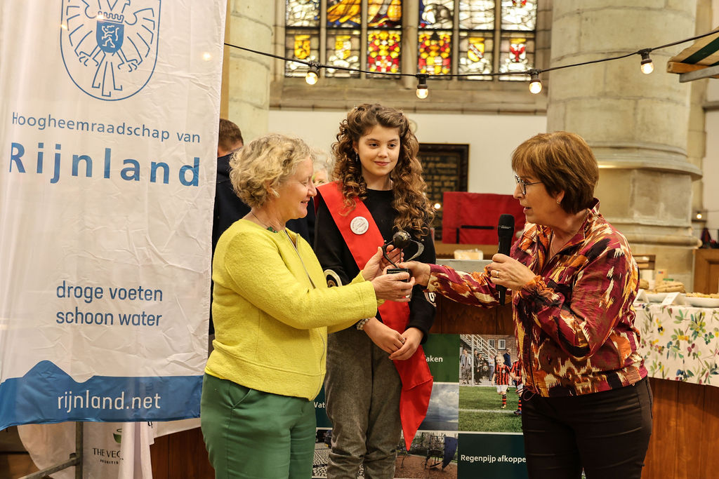 Wethouder Judith Sargentini en kinderwethouder Lida Kharytonova ontvangen de klimaatprijs uitgereikt door het hoogheemraadschap Rijnland. Ze ontvangen de prijs in de Sint Jan.