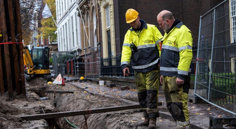 2 mensen van Stedin staan bij een afgegraven gasleiding.