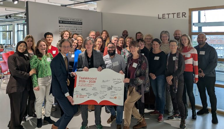 Foto van De ondertekenaars van het Taalakkoord 2026-2028 met o.a. wethouder Thierry van Vugt (Onderwijs), directeur Erna Staal van Bibliotheek Gouda (midden) en Wanda Prins, teamleider Taalhuis