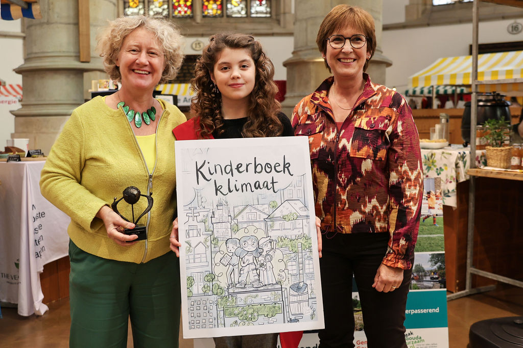 Wethouder Judith Sargentini en kinderwethouder Lida Kharytonova staan op de foto met de vertegenwoordiger van de klimaatprijs van hoogheemraadschap Rijnland.